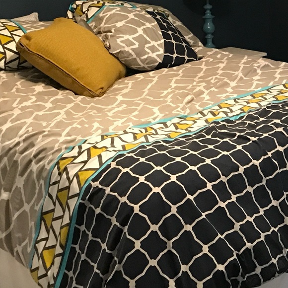 West Elm Duvet Cover and 3 Shams - Picture 10 of 13